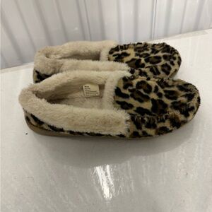Leopard Print Faux Fur Slippers size 8 women’s